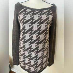 Chic Off-the-Shoulder Houndstooth Sweater in Brown and Cream